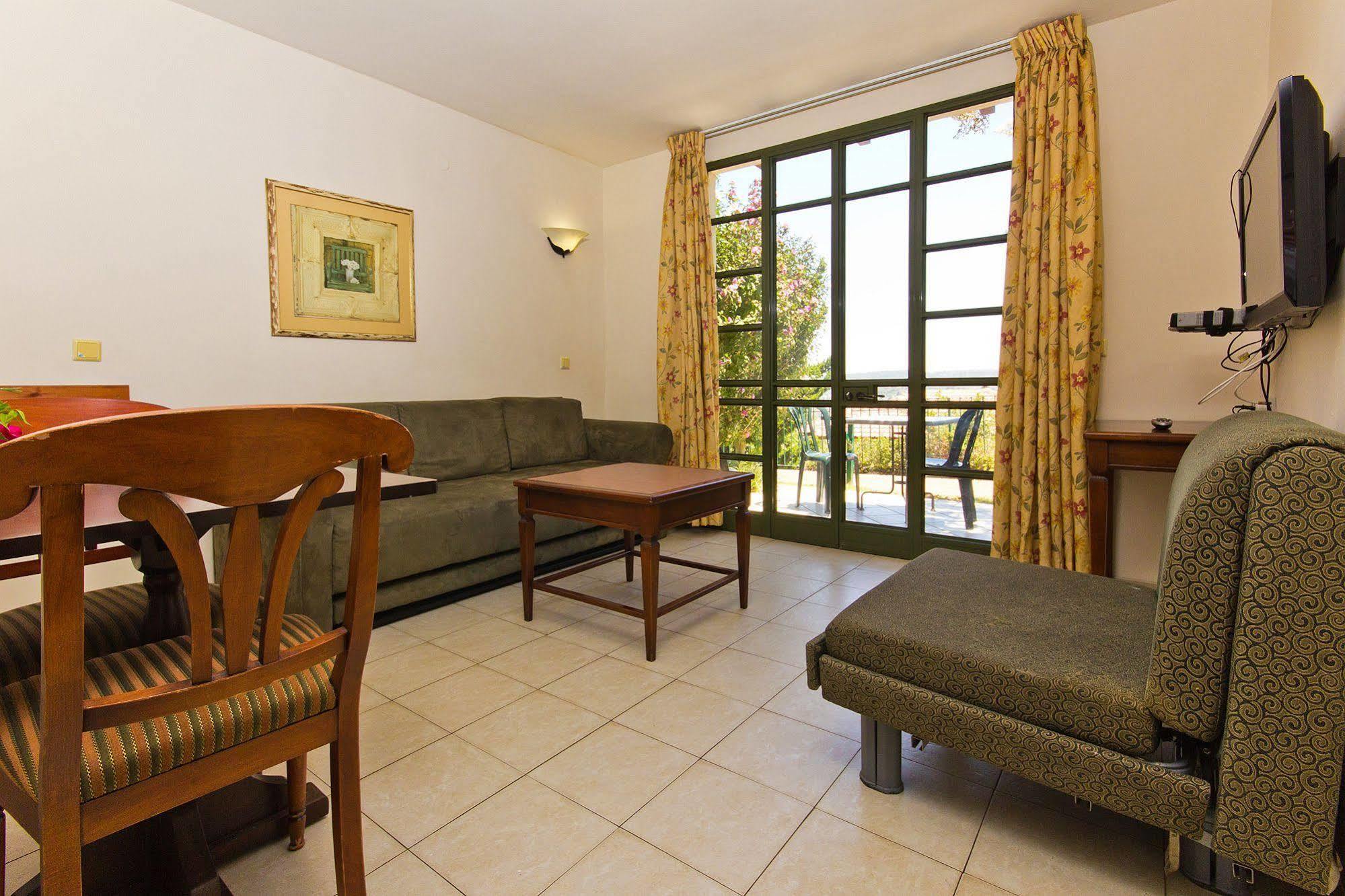 Shoresh Green Hills Family Suites Hotel Екстериор снимка