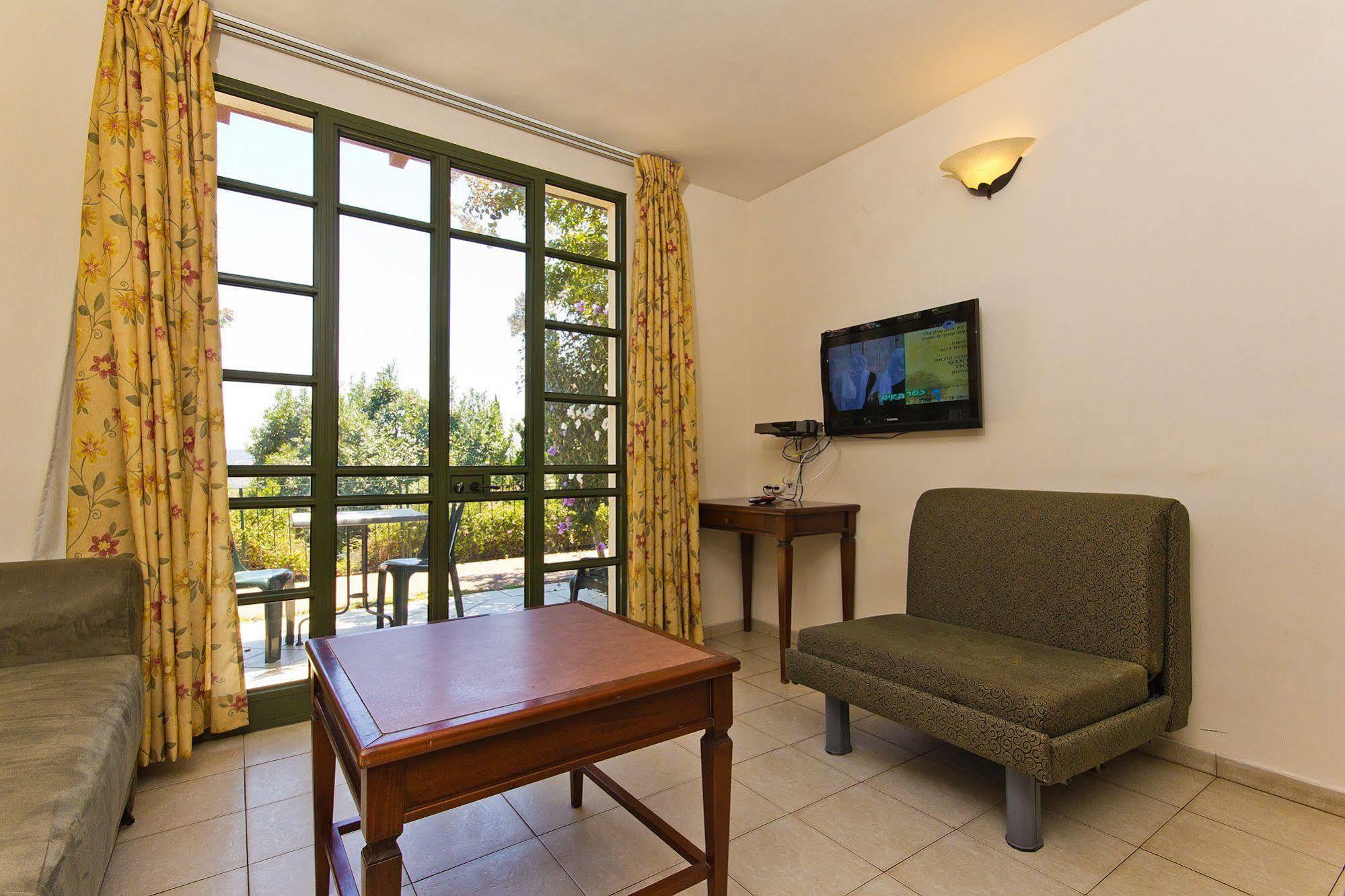 Shoresh Green Hills Family Suites Hotel Екстериор снимка