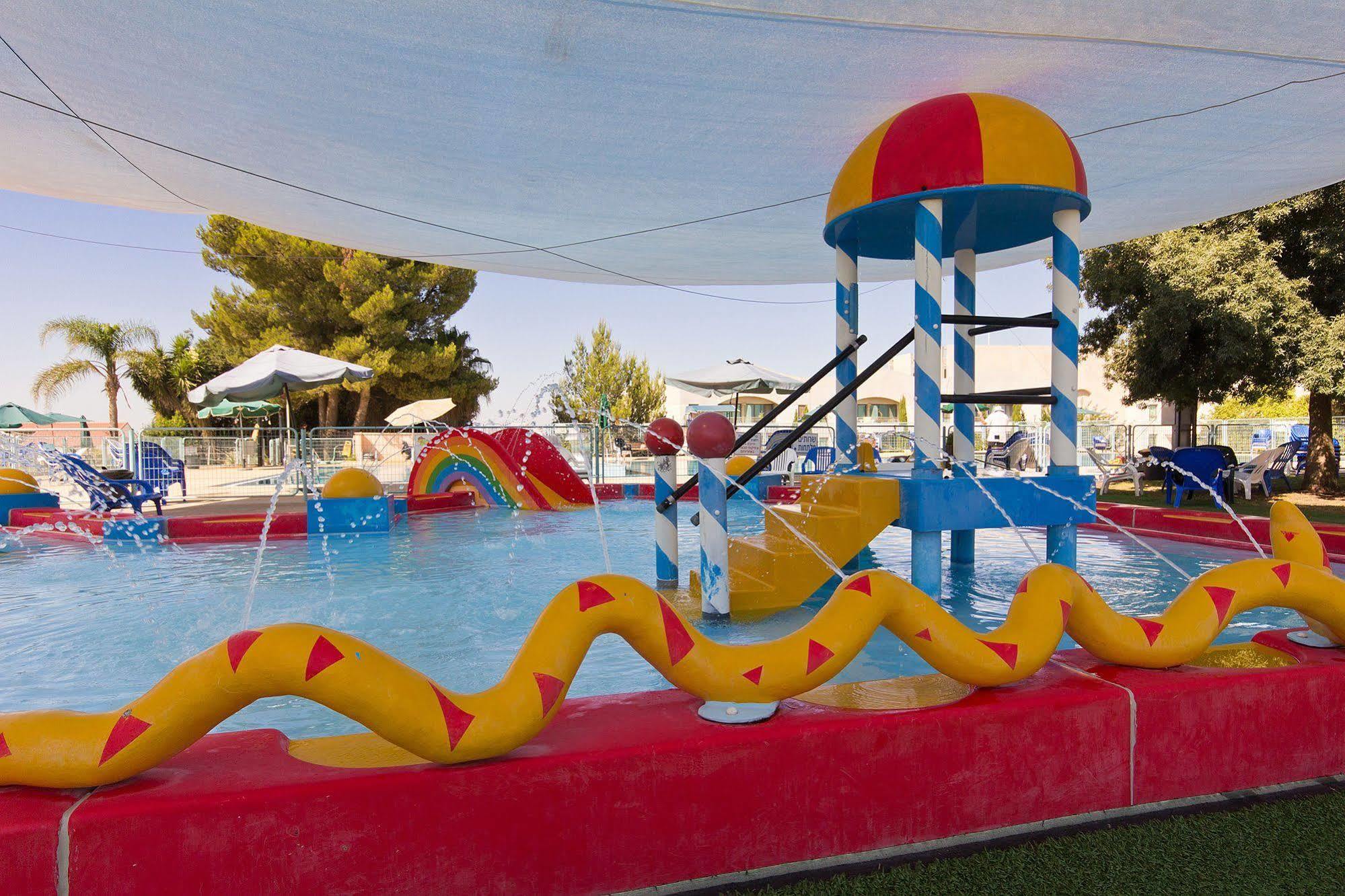 Shoresh Green Hills Family Suites Hotel Екстериор снимка