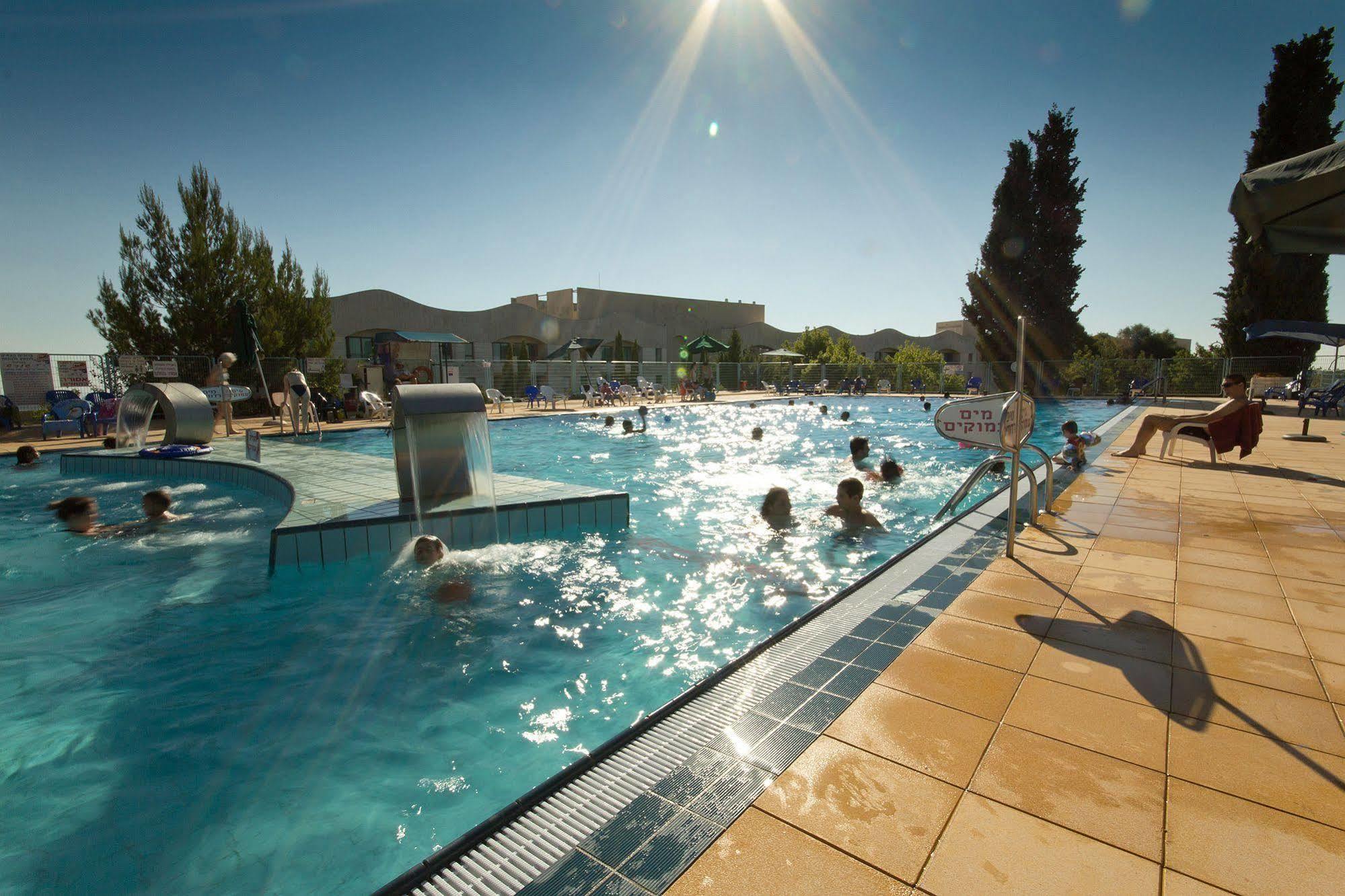 Shoresh Green Hills Family Suites Hotel Екстериор снимка