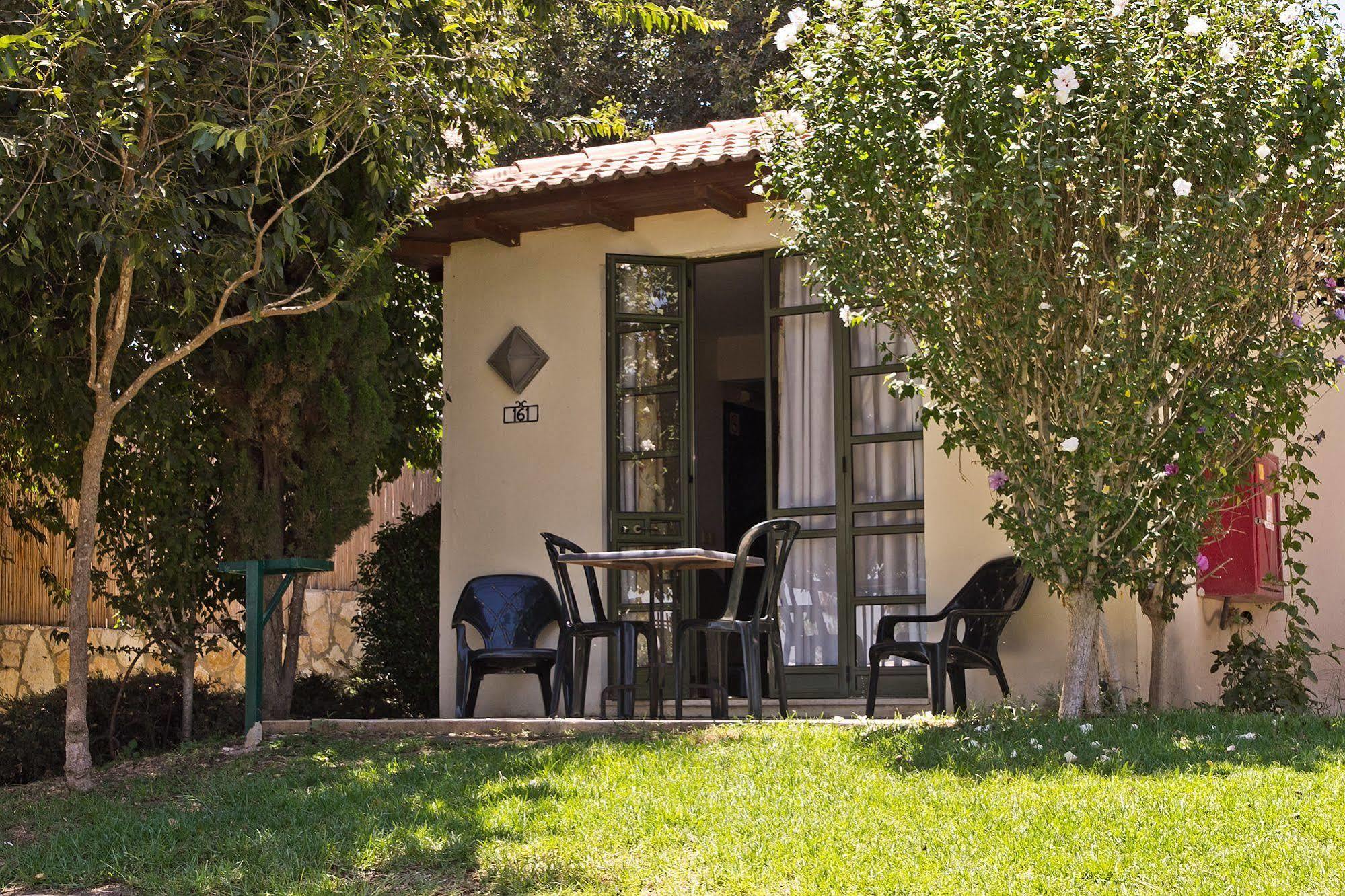 Shoresh Green Hills Family Suites Hotel Екстериор снимка